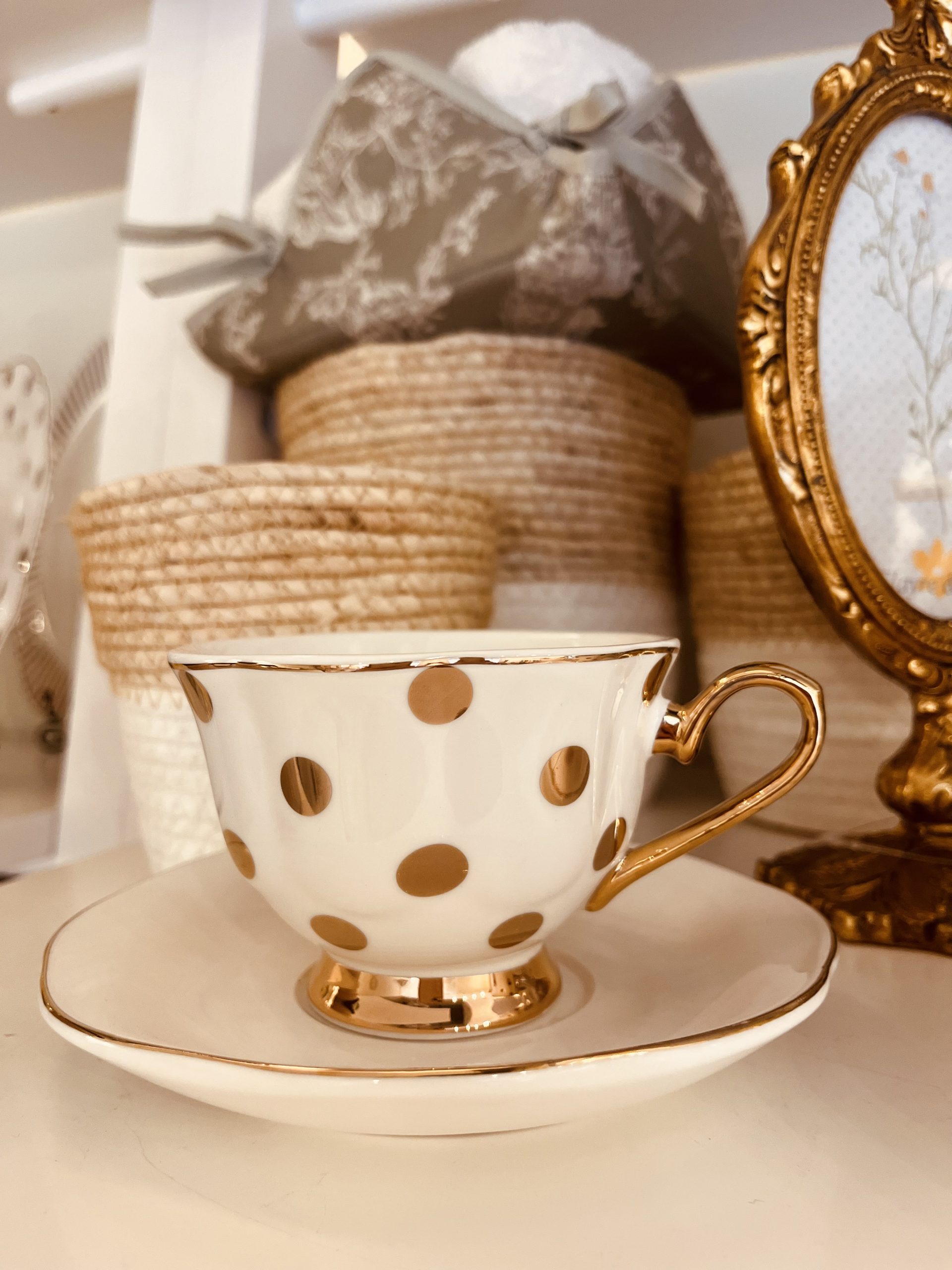 Taza de té madame Recamier lunares dorados