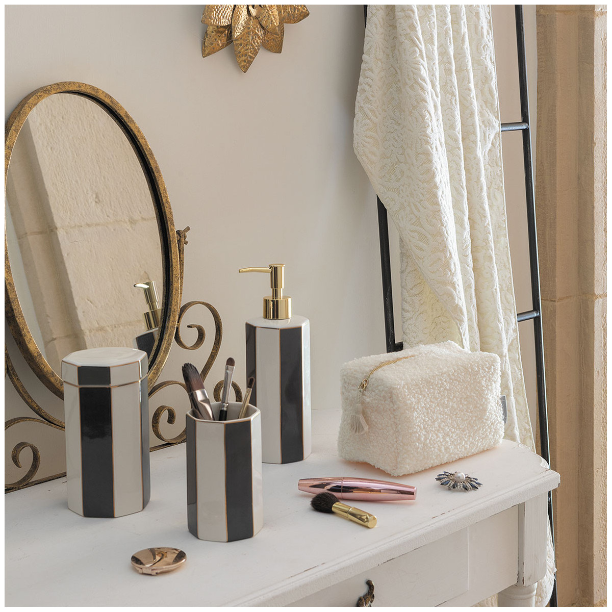 Dispensador de jabón elegante en cerámica blanco y gris con dosificador dorado - Imagen 2